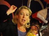 VIDEO Vy katastroficky podivná osobo! Americký televizní komik popřál Le Penové, aby ji okradl imigrant
