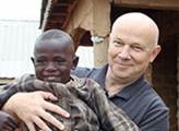 Misionář, kterého nedávno zachránil Zaorálek, chce zase do Afriky. A kdyby to šlo, tak přímo do Súdánu, kde ho zavřeli