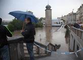 Vltava v Praze stále stoupá, lidé jsou zvědaví, fotí a natáčejí