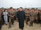 V Koreji to velmi vře: Zatímco Kim pořádá vojenskou přehlídku, Američané jsou připraveni k boji