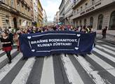 „Klinika žije!“ Aktivisté vyrazili do ulic Prahy
