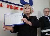 Žena by měla následovat a podporovat svého muže, řekla Ivana Zemanová a podepsala petiční arch