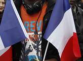 Zemřel francouzský policista, který se v pátek nabídl islamistovi jako rukojmí