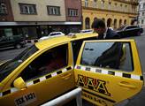 Protestujících taxikářů je dnes méně, stále jde o 1000 vozů
