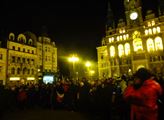 Stovky lidí vyšly do ulic protestovat proti Ondráčkovi. Provolávalo se ale také odvolání Okamury