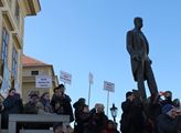 Nebuď vulgární, Zemane, vyzývají u sochy Masaryka odpůrci prezidenta