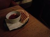 Nové pořádky v pražské kavárně: Místo párků hummus. Chleba nahradila arabská pita