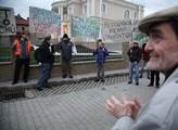 Padesátka lidí demonstrovala za odsun velvyslanectví z pražského Suchdola