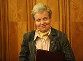 Předsedkyně SÚJB kvůli spotřebě papíru kolem služebního zákona zasadila strom