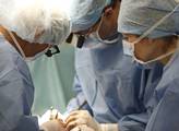 Operatéři centra robotické chirurgie Krajské zdravotní provedli v přímém přenosu resekci ledviny