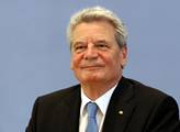 VIDEO Táhni, zrádče lidu. Německého prezidenta Gaucka lidé vypískali, policie na ně vytáhla slzný plyn