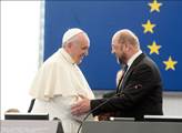 Srp s kladivem pro papeže? Čeští lidovci dali průchod svému zhnusení