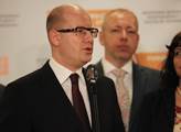 Premiér Sobotka: Byl jsem ujištěn, že stavební harmonogram dostavby D8 bude dodržen