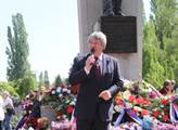 Šéf komunistů před památníkem rudoarmějců: Jsou lidé, kteří nechtějí přijmout pravdu. Rudá armáda rozhodla druhou světovou válku