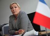 Útok na Marine Le Penovou: V Paříži hořelo