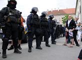 Masivní protest v Praze proti imigraci se zvrhl. Policejní těžkooděnci museli zasáhnout