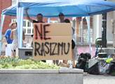 Demonstranti „zaútočili“ na sídlo ČSSD