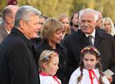 Lidice po 70 letech od masakru poprvé navštívil německý prezident