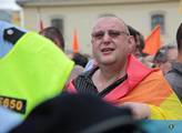 VIDEO Demonstrace homosexuálů, s podporou představitele EU. Už ji vypravili, jenže ji rozehnali lidé