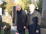 Prezident Zeman s ministrem obrany Pickem u hrobu ...