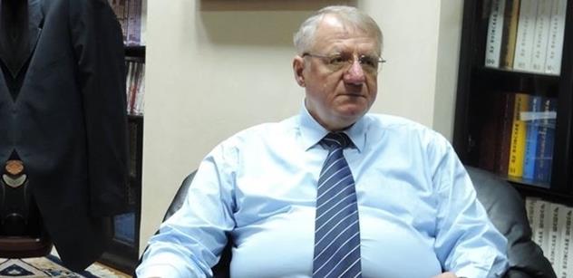 Drsný srbský politik Šešelj po dvanácti letech propuštěný z Haagu: Za všechno zlo může Západ. A Putinovo Rusko s Čínou...