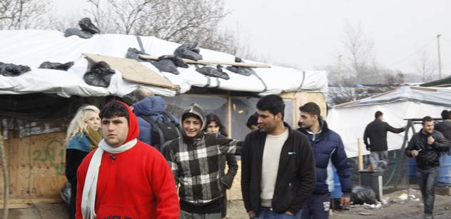 K uprchlickému táboru v Calais znovu přijíždí buldozery. A s tím je tu i varování