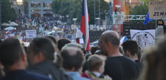 Zahraniční agentury si všímají sílících demonstrací v Česku
