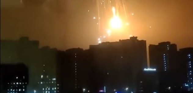 Noční Kyjev pod útokem ruských dronů