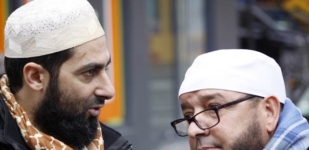 Francouzští vládní politici prý plánují oficiálně předat část Francie nadvládě muslimů, kritici islámu jsou trestáni soudy. Čech žijící v Paříži podává děsivé svědectví