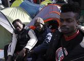 V německém uprchlickém táboře probíhá velká akce. Už potřetí se snaží deportovat Afričana