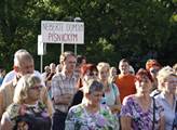 Na sídlišti v pražské Písnici lidé protestovali pr...