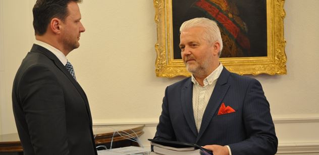 Do Sněmovny dorazila petice za dostavbu D49 a D55. Poslanci by ji mohli projednat v květnu, uvedl Vondráček  