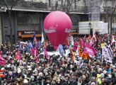V Paříži se v rámci generální stávky proti důchodo...