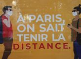 Billboard: "V Paříži umíme dodržovat vzdálenost."