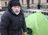 John Bok drží hladovku před úřadem vlády 
