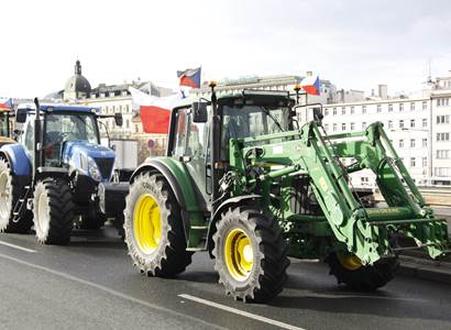 „Ty traktory jim poskytli miliardáři.“ Zdechovský protestujícím