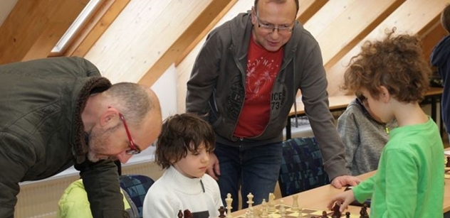 Praha 5: Petr Lachnit zahájil 15. ročník Mikulášské šachové nadílky