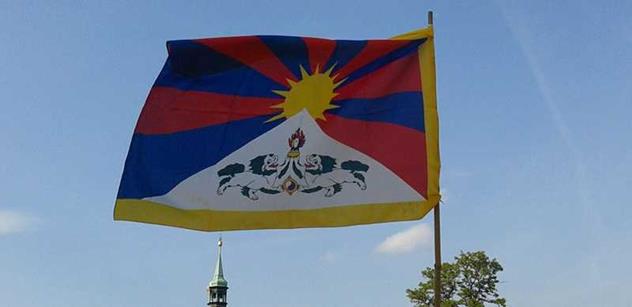 Zeman si rýpl do radnic za věšení tibetských vlajek a Kalousek vyletěl
