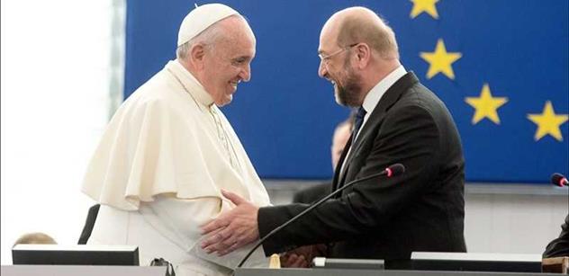 Znechucení v Itálii po schůzce papeže s imámem. Lidé i noviny už se Svatému otci normálně vysmívají