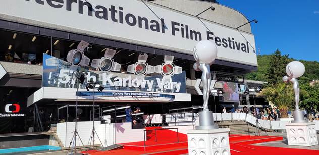 Karlovy Vary. Festival filmů, ale horor je jinde. 95 Kč za malé pivo, 690 Kč za řízek