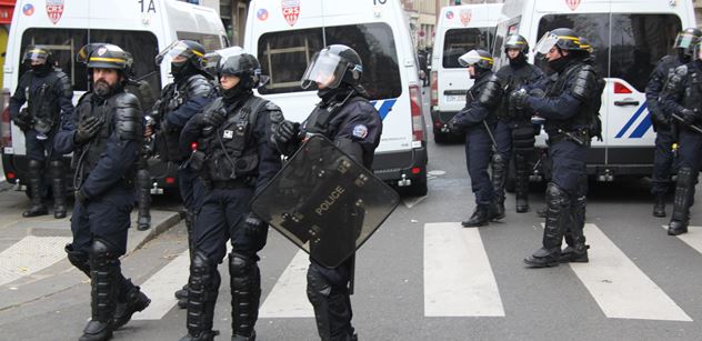 Útoky na francouzskou policii. Ministr má řešení, zákaz pyrotechniky. Český právník si přisadil hláškou o migrantech