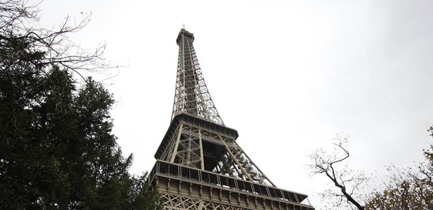 Desítky tisíc lidí v ulicích, stávkuje i Eiffelova věž. Ve Francii to opět vře