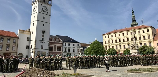Vojenská akademie Vyškov: Zlatový odznak zdobí uniformy letošních prvních absolventů