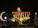 Haifa v noci a symboly náboženství, které se v Izr...