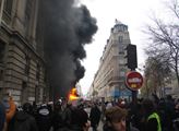 „Kurva Macron!“ řvali demonstranti a zapálili auto. Francie zažívá generální stávku a čelí dopravnímu kolapsu