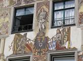 Některé domy hýří historickými freskami