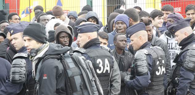 Rvačka migrantů. Poslední kapka. Francouzská policie vyklidila provizorní tábor v Calais