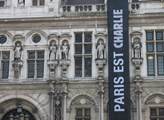 Černý prapor sděluje, že Paříž je Charlie