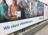 Nápisy na podporu uprchlíků na plotě sídla OSN v N...