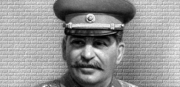Oldřich Rambousek: Moje fotka vedle Stalinova portrétu, super!